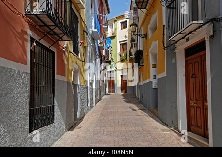 Vicolo nel centro storico di Vila Joiosa, Villajoyosa, Alicante, Costa Blanca, Spagna Foto Stock