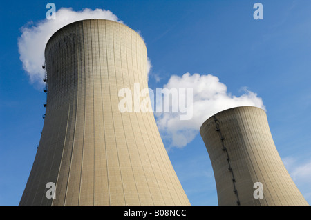 Aumento del flusso da due torri di raffreddamento di Grafenrheinfeld Centrale Nucleare, Baviera, Germania Foto Stock