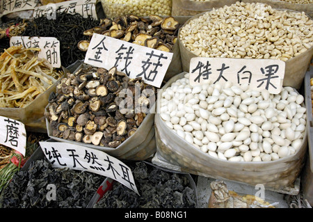 Sacchi di pesci secchi, noci e fagioli in un mercato di Xián, Shaanxi, Cina, Asia orientale Foto Stock