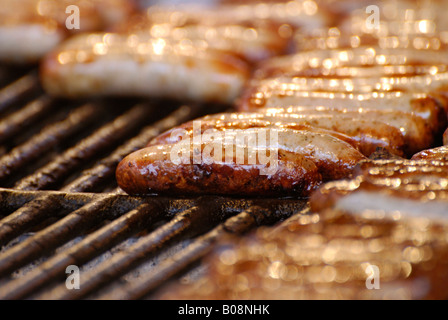 Salsicce su un barbecue a carbone, grill Foto Stock