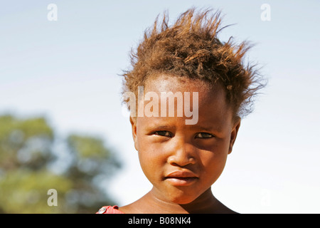 Giovane ragazza namibiano con unkempt capelli pungenti, Namibia del Sud Africa Foto Stock