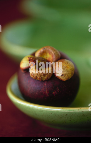 Mangosteen garcinia mangostana frutto su una piastra Foto Stock