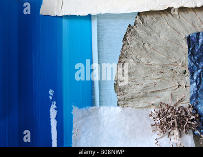 Collage di carta a trama, tessuto e un essiccato lotus leaf Foto Stock