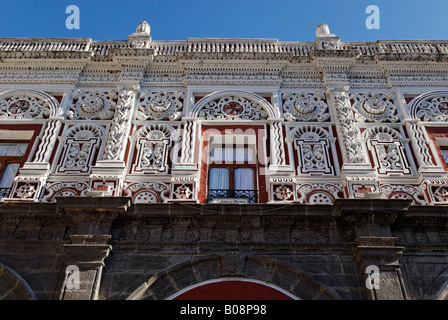 Facciata ornata di un palazzo nel centro storico di Puebla, Sito Patrimonio Mondiale dell'UNESCO, Puebla, Messico Foto Stock