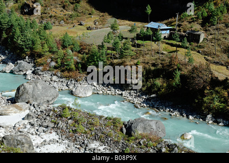 Phakding, villaggio Sherpa in Dudh Koshi Valley, il Parco Nazionale di Sagarmatha, Khumbu Himal, Nepal Foto Stock