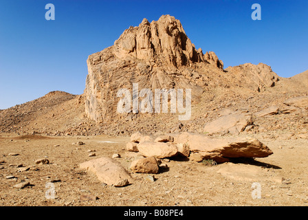 Rocce basaltiche che in Hoggar aka Ahaggar montagne, Wilaya Tamanrasset, Algeria, sahara Africa del Nord Foto Stock