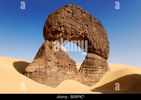 Formazione di roccia in Tin Akachaker, Tassili du Hoggar, Wilaya Tamanrasset, Algeria, sahara Africa Foto Stock