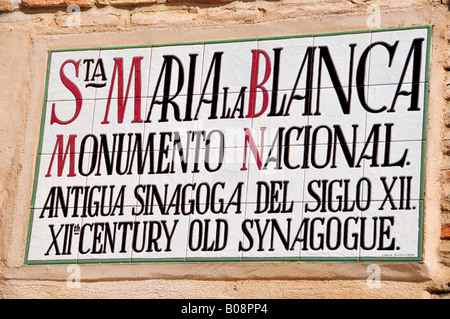 Cartello d'ingresso della Santa Maria la Blanca sinagoga nel quartiere ebraico, Toldeo, Spagna Foto Stock