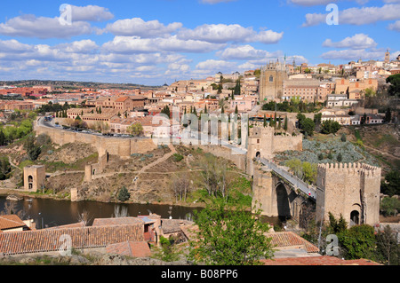 Vista della parte vecchia di Toledo e il fiume Tajo, Puente de San Martín in primo piano, Toledo, Spagna Foto Stock