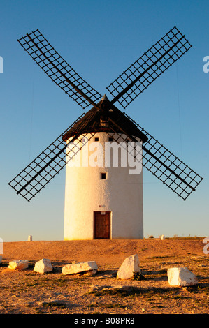 Mulino a vento nella luce del pomeriggio, Campo de Criptana, Castilla-La Mancha regione, Spagna Foto Stock