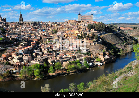 Vista sul Fiume Tajo sul centro storico di Toledo, Spagna Foto Stock