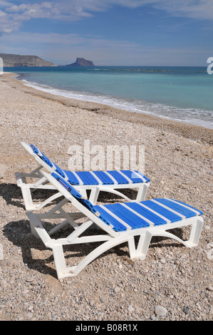 Vuoto due sedie a sdraio sulla spiaggia, Altea, Costa Blanca, Spagna Foto Stock