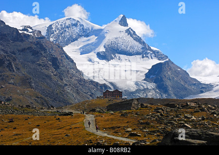 Il sentiero che conduce al ristorante di montagna Fluhalp, Mt. Strahlhorn e Mt. Adlerhorn (retro), Zermatt, Vallese, Svizzera Foto Stock