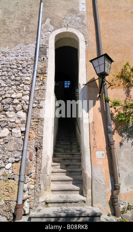 Stretta scalinata coperto tra due edifici nel centro storico di Hall in Tirolo, Austria Foto Stock