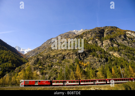 Ferrovia Matterhorn Gottardo vicino a Randa e Zermatt, Svizzera Vallese Foto Stock