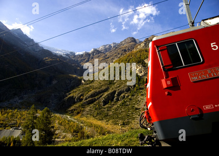 Ferrovia Matterhorn Gottardo vicino a Randa e Zermatt, Svizzera Vallese Foto Stock