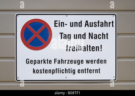 Nessun segno di parcheggio, "Ein- und Ausfahrt Tag und Nacht freihalten! Geparkte Fahrzeuge werden kostenpflichtig abgeschleppt' (mantenere ent Foto Stock