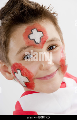 Il ragazzo, rouged come Swiss tifoso di calcio Foto Stock