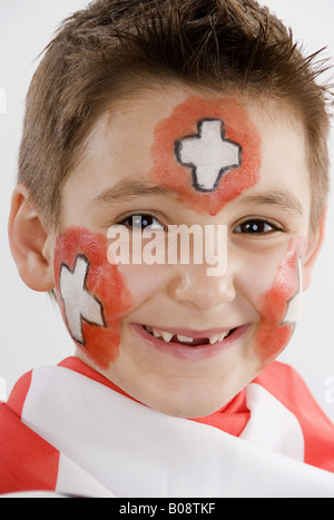 Il ragazzo, rouged come Swiss tifoso di calcio Foto Stock