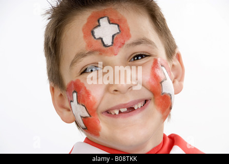 Il ragazzo, rouged come Swiss tifoso di calcio Foto Stock