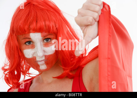 La donna come Swiss Football fan, rendendo il pollice verso il basso Foto Stock