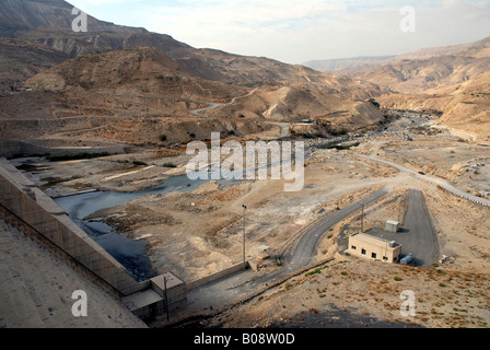 Vista della diga del serbatoio di Wadi al-Mujib Gorge, Giordania, Medio Oriente Foto Stock