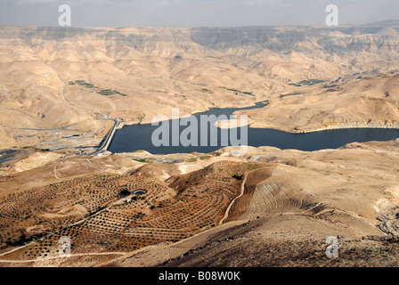 Diga e lago di serbatoio a Wadi al-Mujib Gorge, Giordania, Medio Oriente Foto Stock