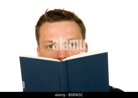 40 enne imprenditore in possesso di un libro Foto Stock