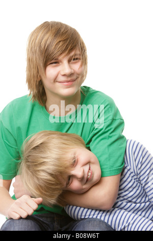 10 e 13-year-old boys giocare combattimenti Foto Stock