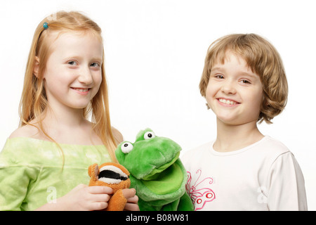 Due 8-year-old ragazze azienda animali impagliati (giocattoli di peluche) Foto Stock