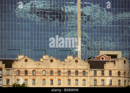 Porto antico edificio nella parte anteriore del vetro moderno edificio di uffici, il Porto di Darling, Sydney, Nuovo Galles del Sud, Australia Foto Stock