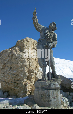 Friedrich August III Memorial, statua in legno intagliato alla cabina Friedrich August di Campitello-col Rodella, Canazei, Foto Stock