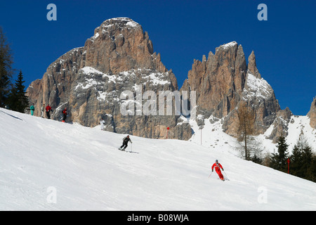 Gruppo Lankofel (indietro) e sciatori sulle piste del comprensorio sciistico Campitello-col Rodella, Canazei, Val di Fassa, Trentino, Italia Foto Stock