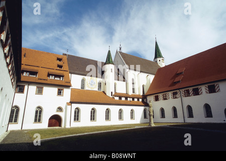 Cortile interno, ex convento cistercense, Heiligkreuztal vicino a Riedlingen, Baden-Wuerttemberg, Germania Foto Stock