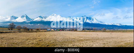 Snow-capped Carpazi, alte cime dei Tatra, Tatranská Lomnica, Slovacchia Foto Stock