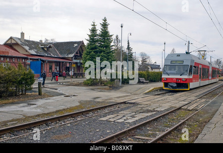 Tatra elettrico treno a Tatranska Lomnica stazione ferroviaria, Slovacchia Foto Stock