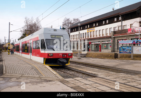 Tatra elettrico treno a Tatranska Lomnica stazione ferroviaria, Slovacchia Foto Stock