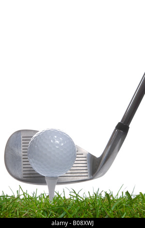 In prossimità di una pallina da golf su un raccordo a T con un ferro da stiro club dietro studio shot utilizzando erba vera Foto Stock