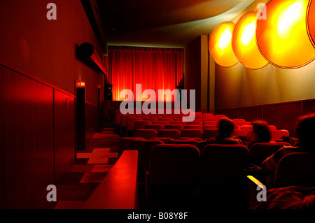 Cinema interno, sipario rosso e rosso sedili, Erlangen, Media Franconia, Baviera, Germania, Europa Foto Stock