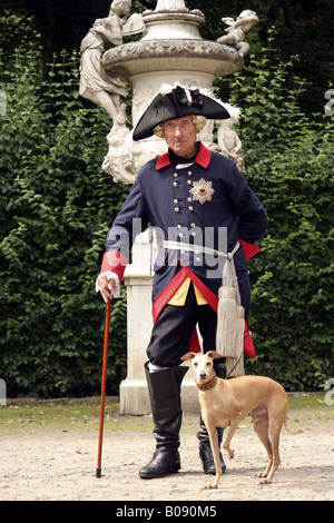 Il vecchio uomo travestito da "Vecchio Fritz', con il cane Foto Stock