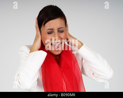 Giovane imprenditrice gridando nella disperazione, frustrato Foto Stock