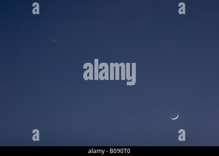 La luna e Venere nel cielo serale, Germania, Baden-Baden Foto Stock