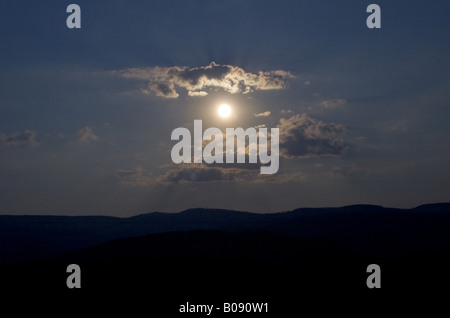 Luna tra le nuvole sopra la Foresta Nera, GERMANIA Baden-Wuerttemberg Foto Stock