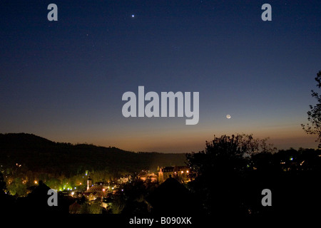 La luna e Venere nel cielo serale sulla città, GERMANIA Baden-Wuerttemberg, Baden-Baden Foto Stock