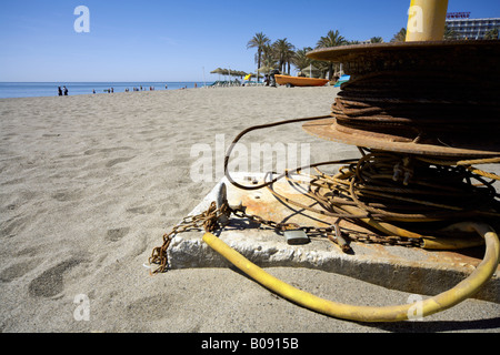 Vecchio arrugginito verricello in barca sulla spiaggia di Torremolinos, Mare mediterraneo, Costa del Sol, Spagna Foto Stock