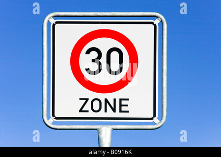 Segno di traffico, 30 km/h il limite di velocità Foto Stock