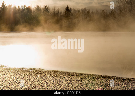 La nebbia che si erge da un lago ghiacciato nella luce del sole, Takhini Hot Springs, Yukon Territory, Canada Foto Stock