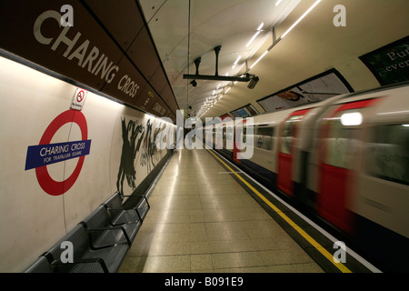 All'interno di Charing Cross Tube Station, la metropolitana di Londra e il logo treno passare, London, England, Regno Unito Foto Stock