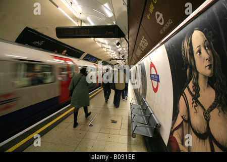 L'arte all'interno di Charing Cross Tube Station, la metropolitana di Londra e il logo treno passare, London, England, Regno Unito Foto Stock