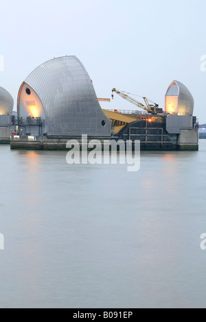 Blocca lungo il Tamigi barriera per proteggere la città dalla marea, Greenwich, London, England, Regno Unito Foto Stock